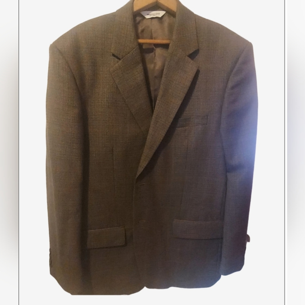 Excellent condition, perfect for any occasion. PRONTO*UOMO, 44R, Brown